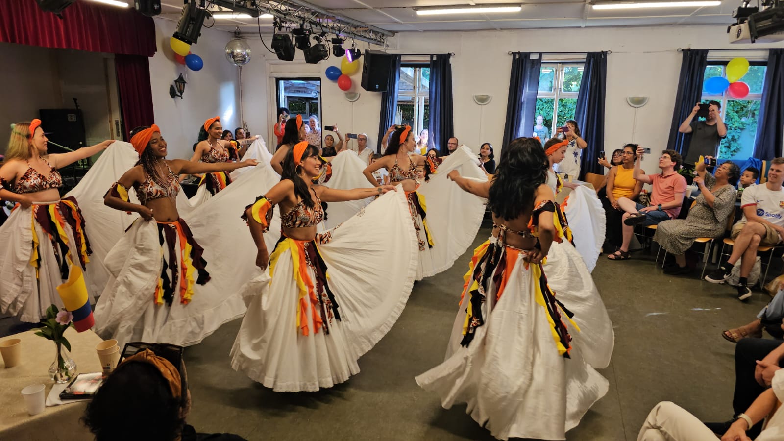 Grupo de danzas colombiano en el escenario durante la celebración del Día Nacional de la Independencia