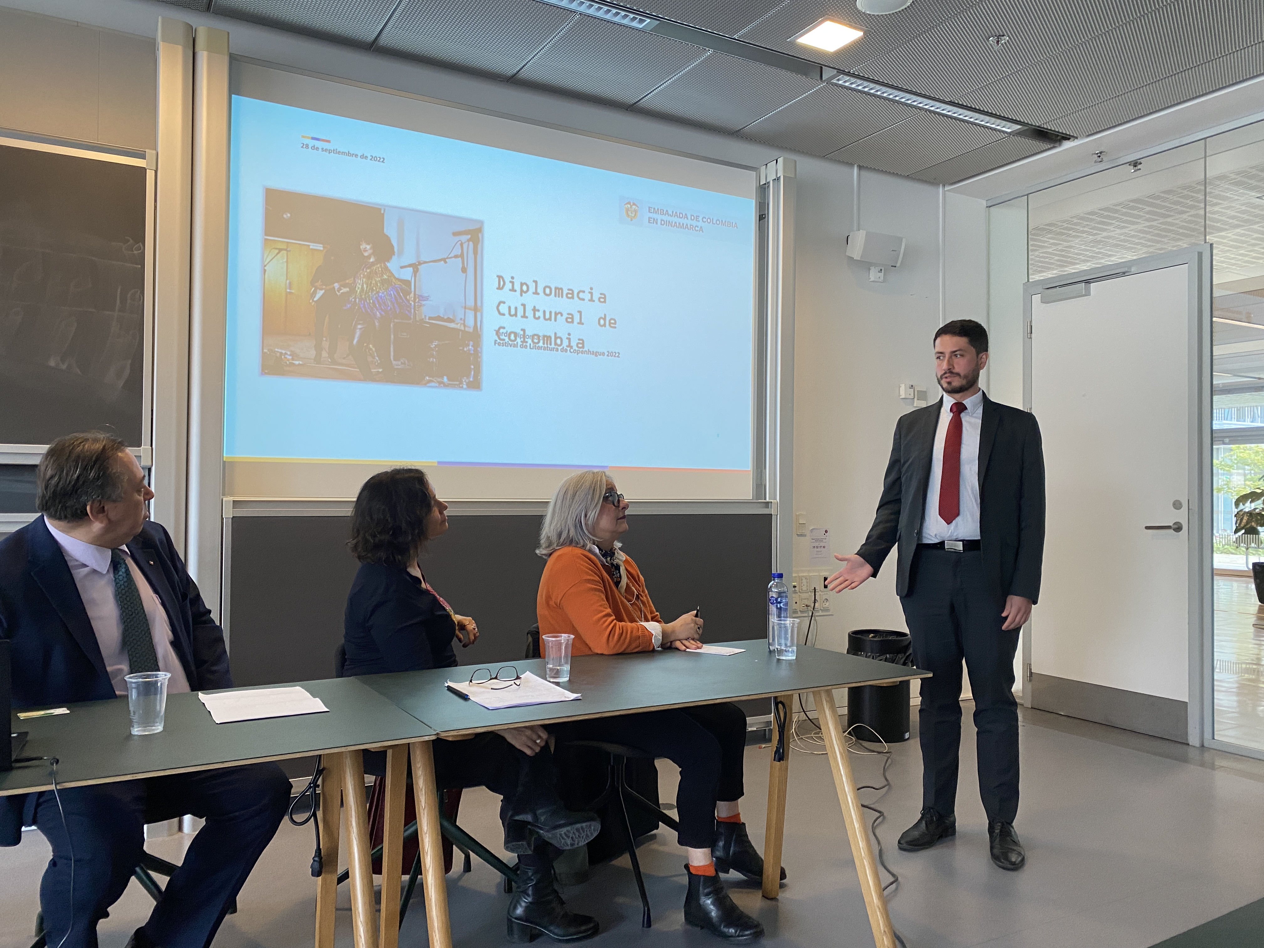 De izq. a der. Jorge Valenzuela (Emb. Chile), Claudia Adeath (Emb. México), Silvia Schiermacher (Emb. Portugal), Haendel Sebastian Rodriguez (Emb. Colombia).