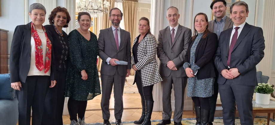Embajadas hispanohablantes se reúnen con el Parlamento danés para estimular el aprendizaje del idioma español