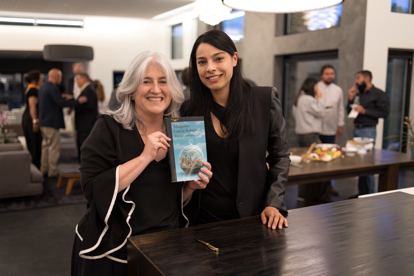 Embajadora de Colombia ante el Reino de Dinamarca, Catalina Velasco con la autora, Margarita García Robayo.