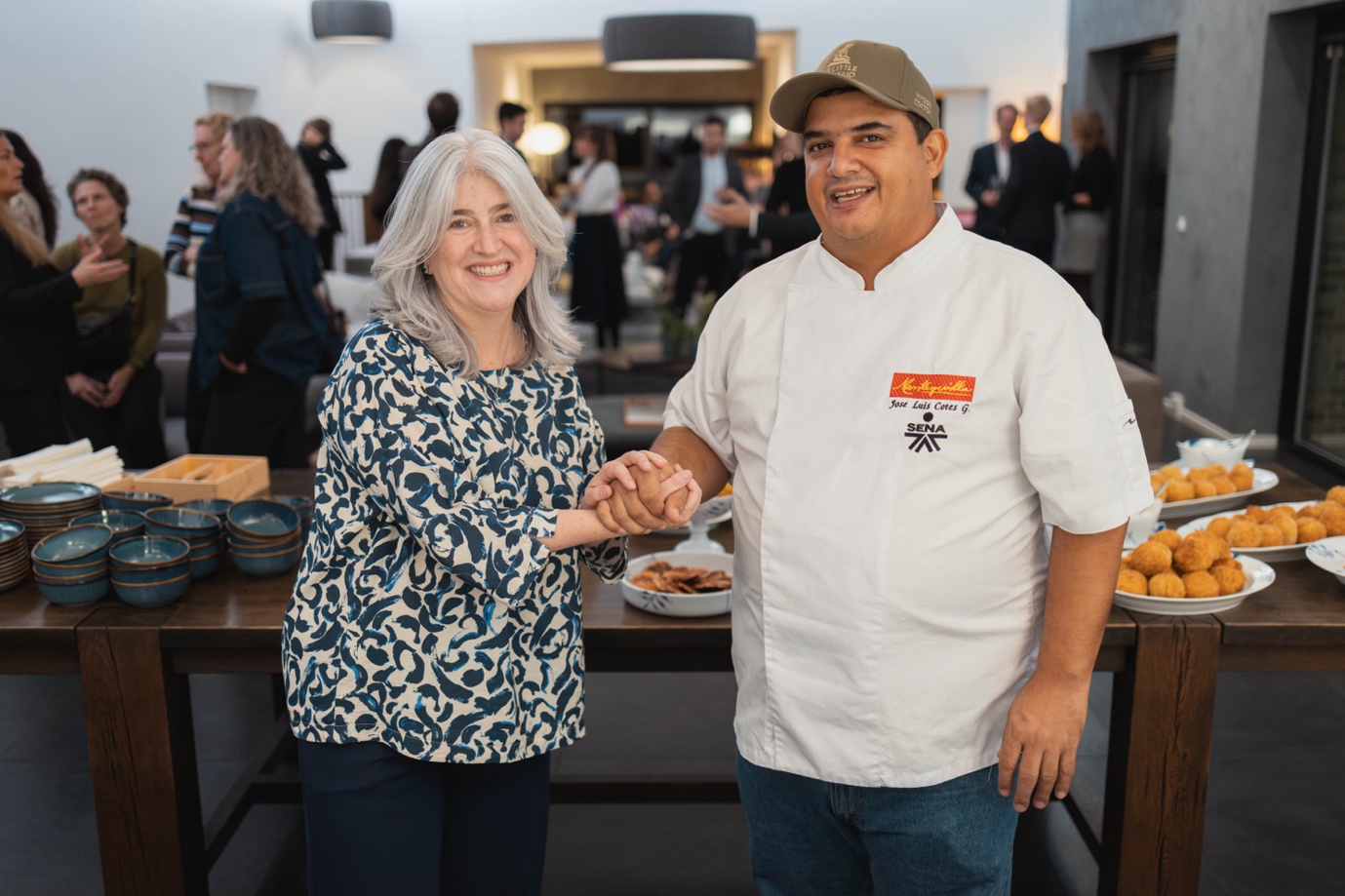 Embajadora de Colombia en Dinamarca, Catalina Velasco con el cocinero, José “Mantequilla” Luis Cotes (Crédito: Sofia Jiménez).