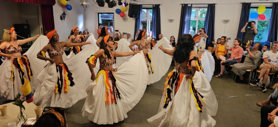 Grupo de danzas colombiano en el escenario durante la celebración del Día Nacional de la Independencia