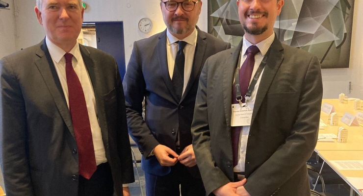 De izquierda a Derecha: Tomas Anker -Embajador del Clima de Dinamarca, Dan Jørgensen -Ministro para la Cooperación al Desarrollo y la Política Climática Global, Haendel Sebastian Rodriguez -Primer Secretario de la Embajada de Colombia en Dinamarca